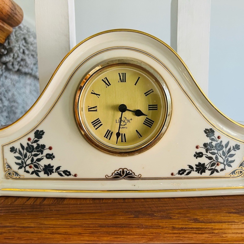 Lenox mantel with new and extra battery.